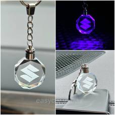 Брелок Crystal з різнокольоровою підсвіткою SUZUKI